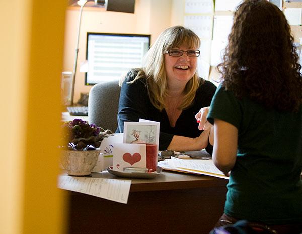 An advisor meets with a student.